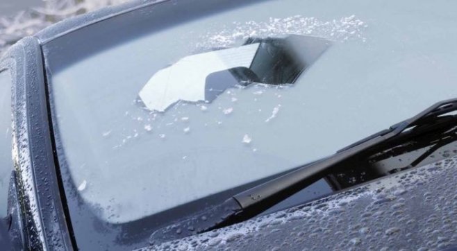 Главные ошибки водителя при прогреве и очистке стекла машины от льда