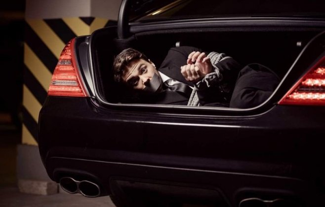Как выбраться из багажника автомобиля если вас похитили