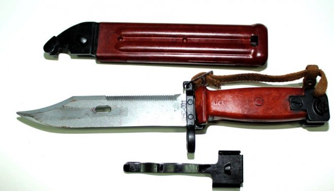 Почему на автомате Калашникова тупой штык-нож и как ещё его можно использовать
