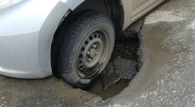 Типичная ошибка водителей на дороге с ямами