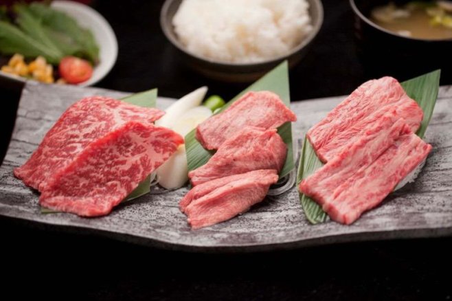 Гид по стейкам: Как разбираться в мясе лучше, чем официант в дорогом стейкхаусе