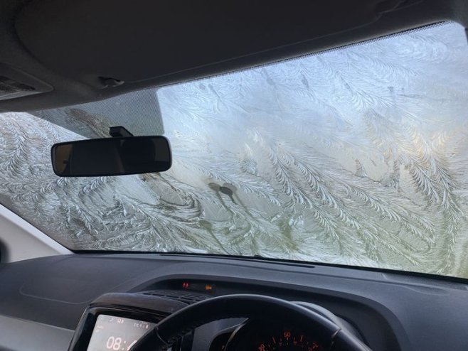 Как быстро разморозить стекла, когда машина превратилась в леденец