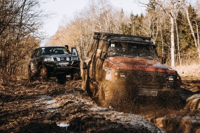 Хватит буксовать: Как выехать из грязи за 5 минут, используя салонный интерьер