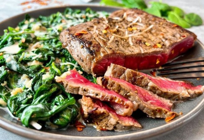 Разгон метаболизма: как шпинат и черемша убирают «мясную кому» после обеда